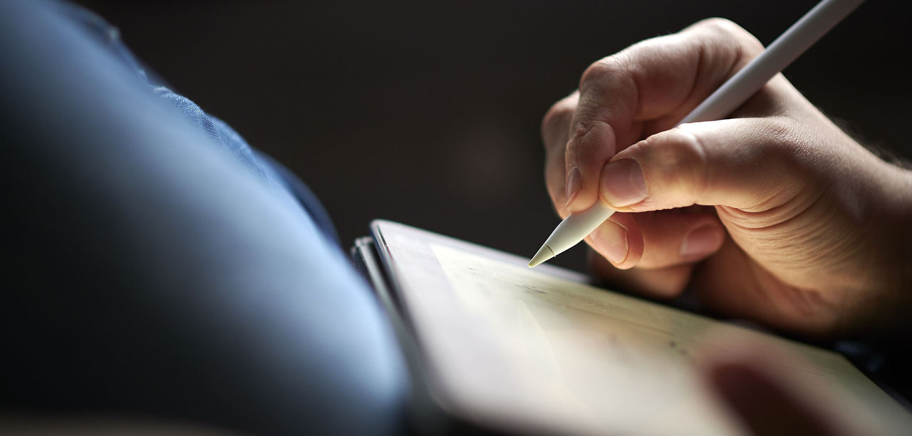 Mann schreibt auf Tablet | Foto: Maik Meid