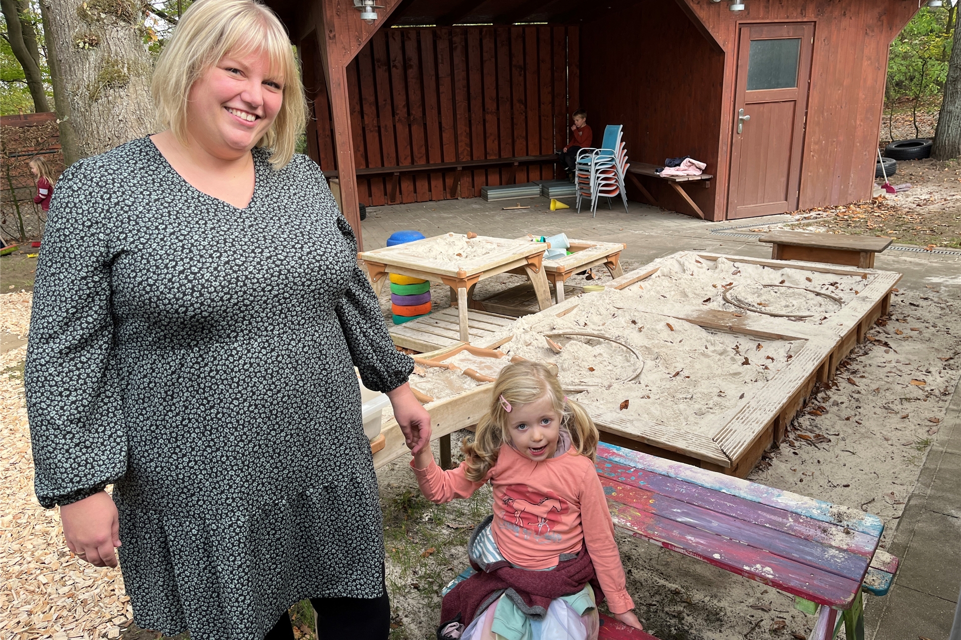 Stefanie Parzy und ihre Tochter genießen die vielen Spielmöglichkeiten auf dem Außengelände der Kita Könzgenhaus