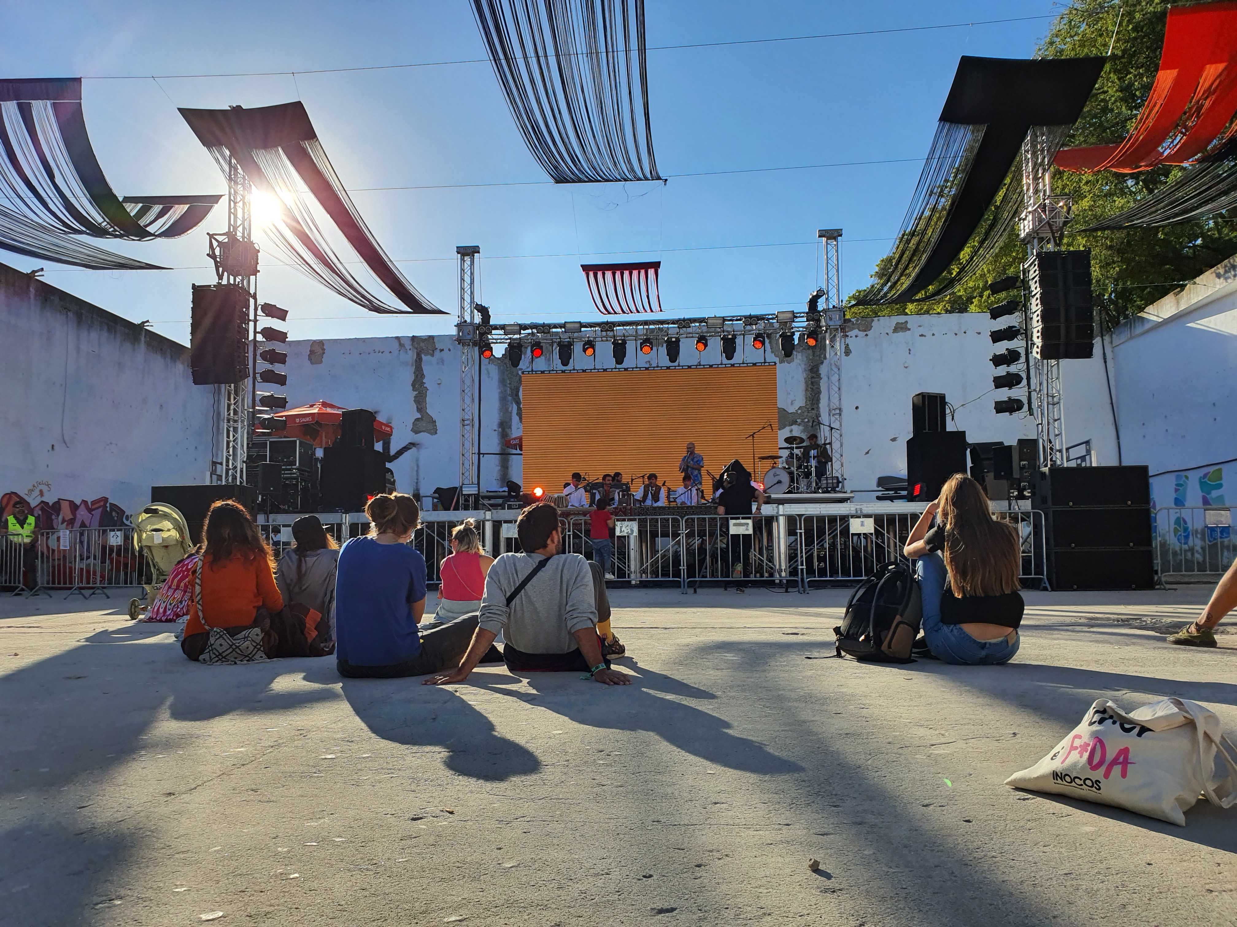 Bühne mit Menschen in Lissabon