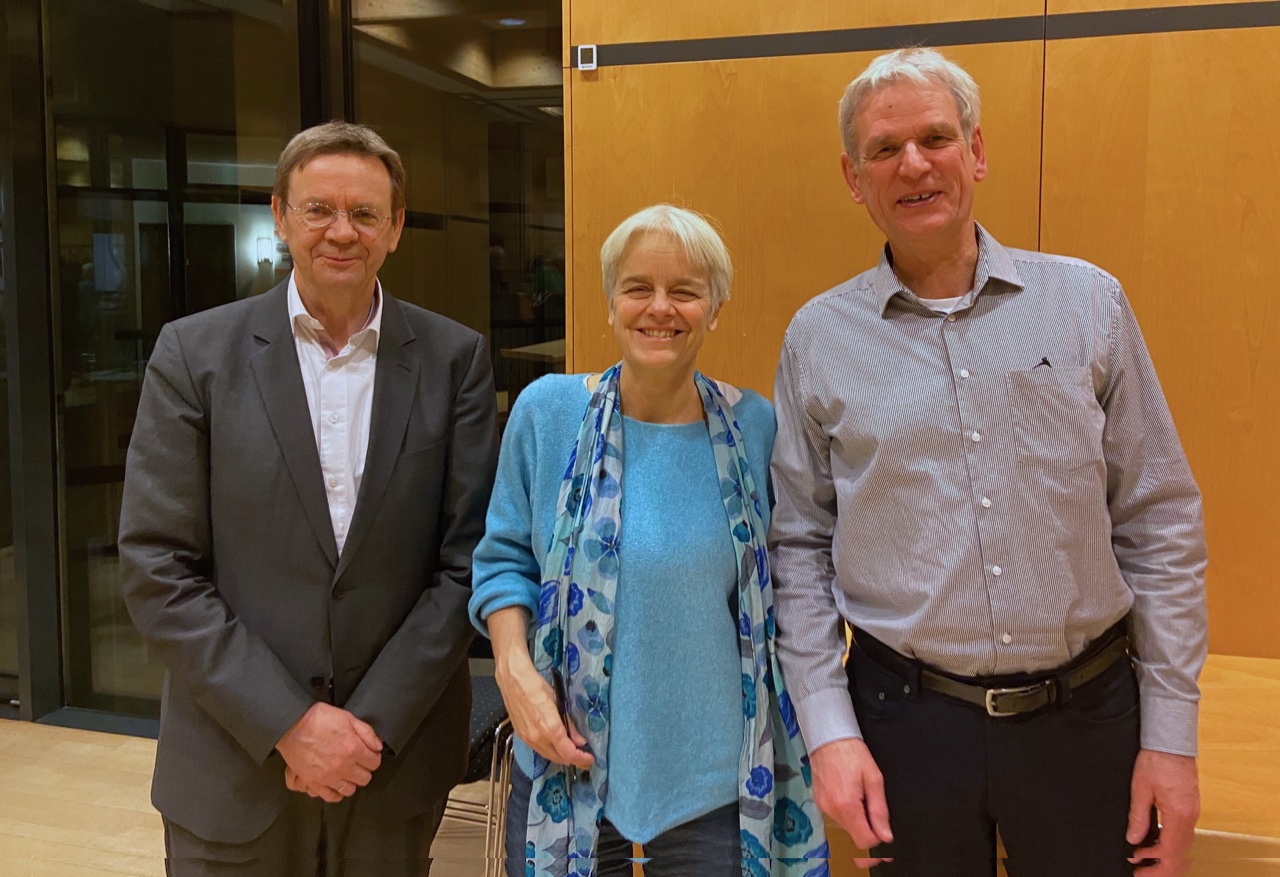 Ulrike Herrmann in der Mitte neben Moderator Prof. Nienhüser und Norbert Jansen vom KönzgenHaus
