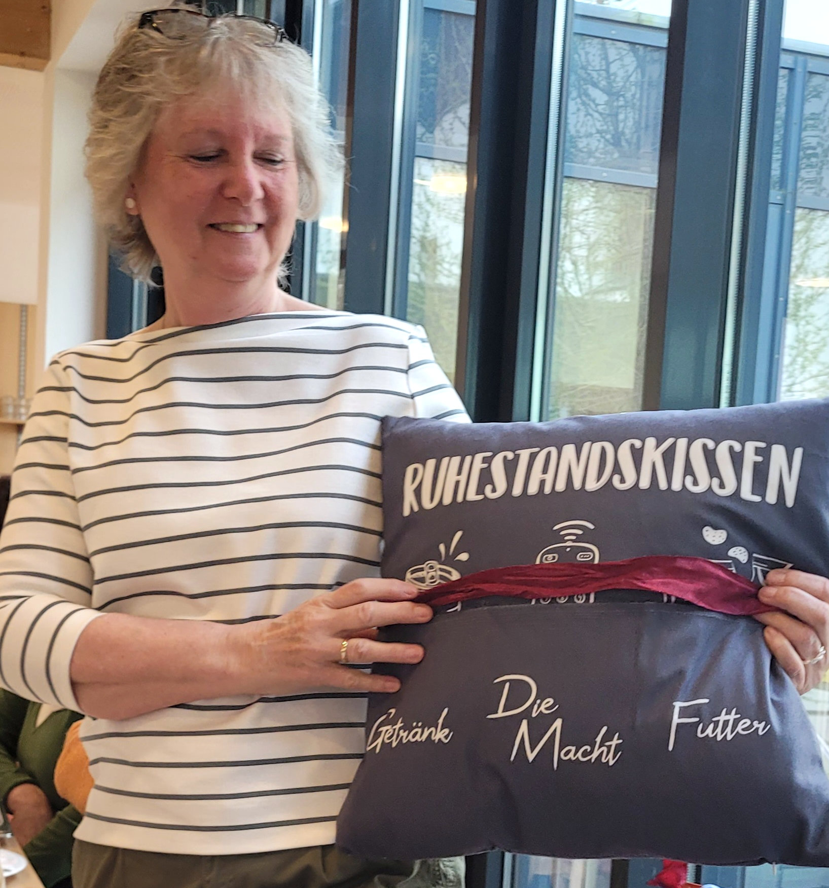 Marita Hämel mit Ruhestandsgeschenk
