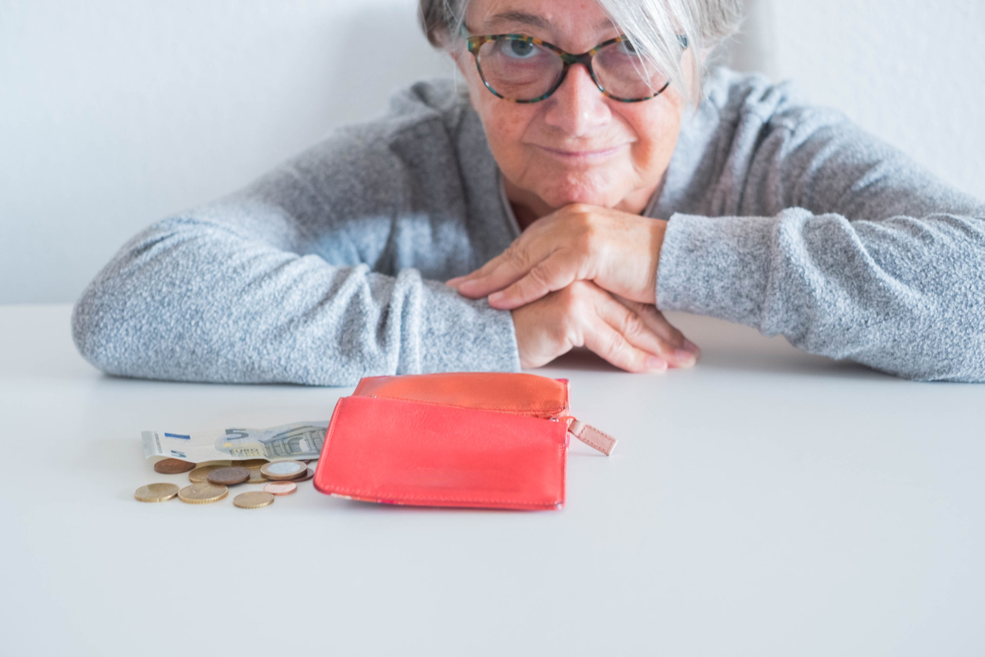Senioren vor Portemonnaie mit wenig Geld